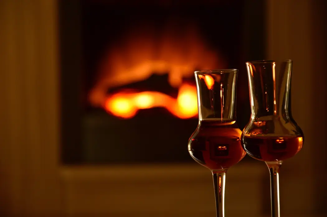 Kieliszki do whisky z przykrywką: jaką rolę pełnią w degustacji?