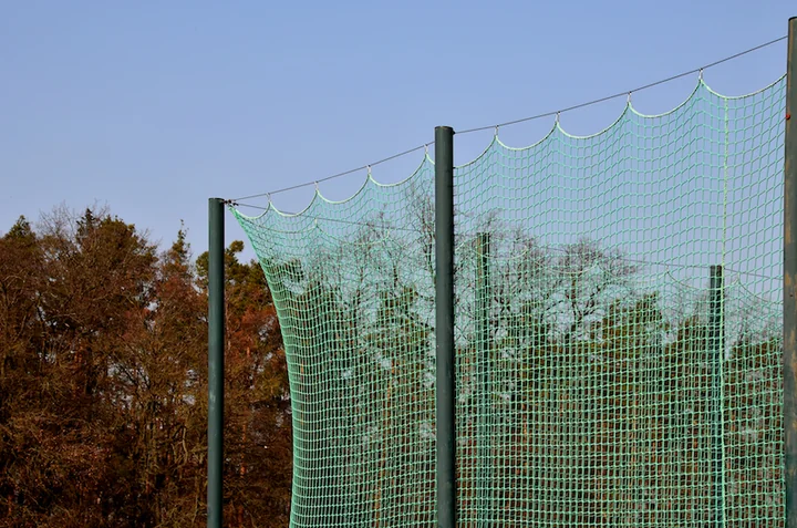 Piłkochwyty na boiska – dlaczego są niezbędne dla bezpieczeństwa obiektów sportowych?