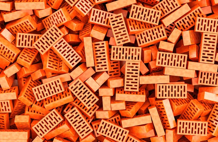 Różnice między cegłą pełną a perforowaną. Którą wybrać do konkretnego zastosowania?