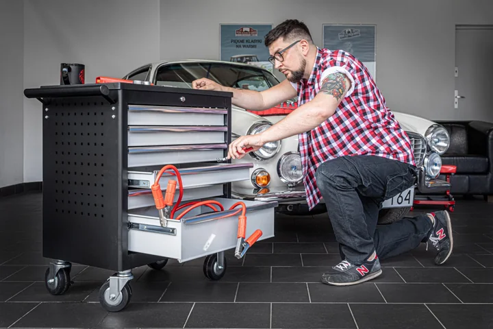 Obrazek przedstawia skrzynkę warsztatową.