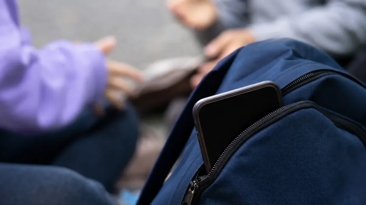 Smartfony z ograniczeniami, przyroda wraca do klas. Nowy rok szkolny przynosi zmiany