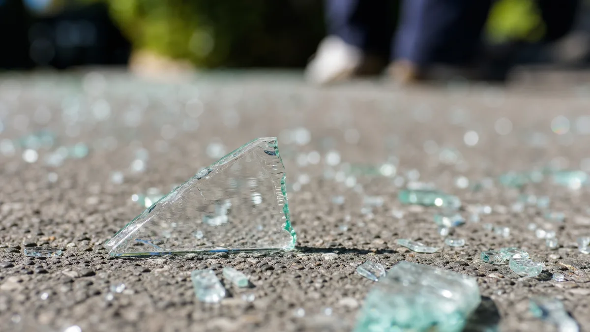 Rzucał szkłem w samochody na policyjnym parkingu. 35-latek z zarzutem