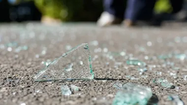 Rzucał szkłem w samochody na policyjnym parkingu. 35-latek z zarzutem