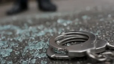 Po kopnięciu piłki uszkodzona szyba przy witrażu. Policja szuka podejrzewanej osoby