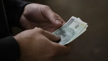 Kod autoryzacyjny wykorzystano do wypłaty 1100 zł. Zabrzańska policja szuka mężczyzny
