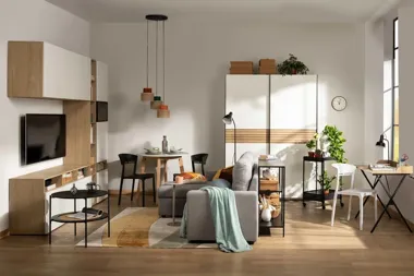 Jak urządzić ergonomiczne biuro w domu, gdy masz do dyspozycji tylko salon?