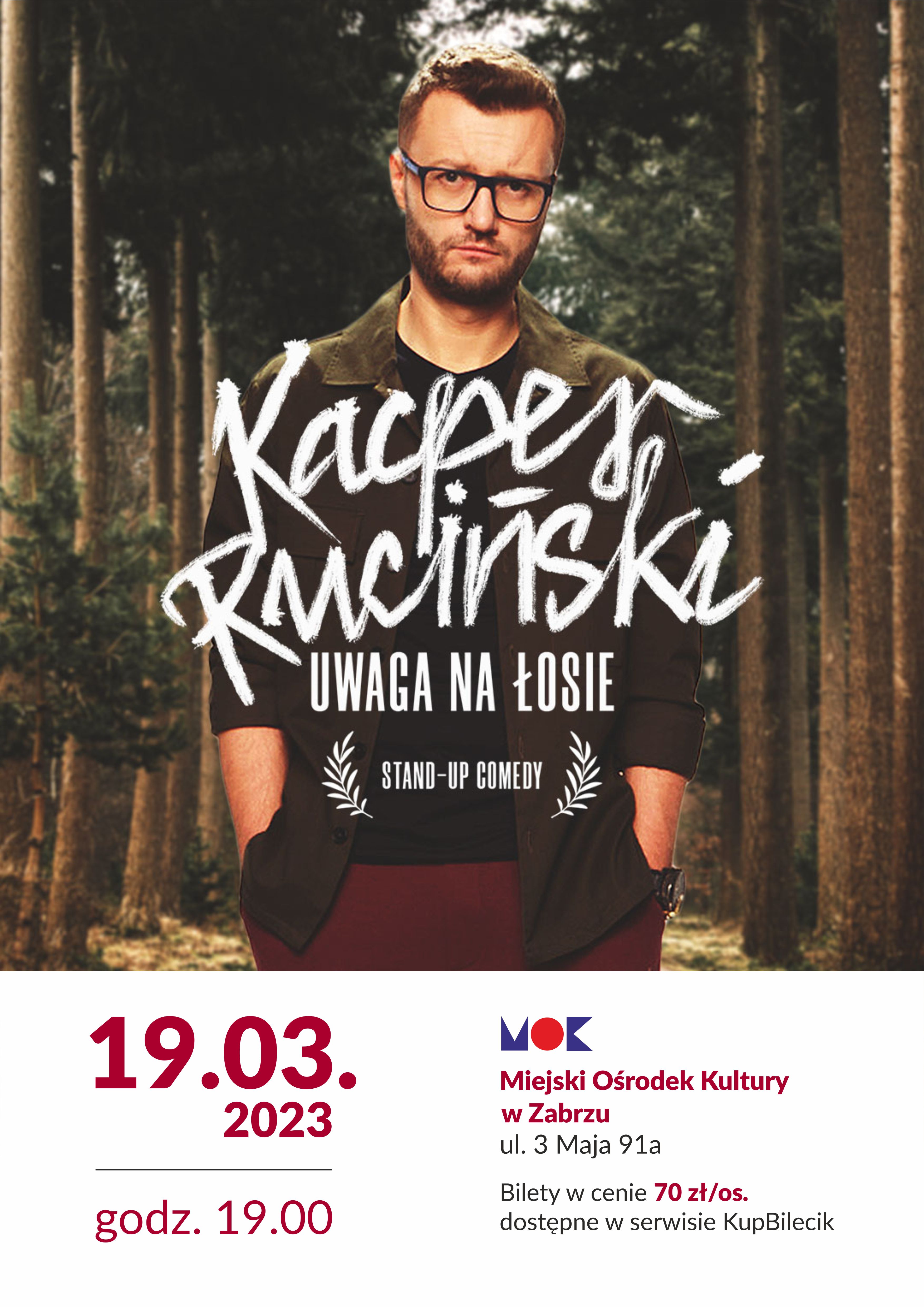 plakat z wizerunkiem Kacpra Rucińskiego stojącego na tle lasu