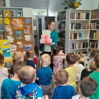 Helenka czyta z dziećmi - biblioteka zamieniła się w małe centrum przygód