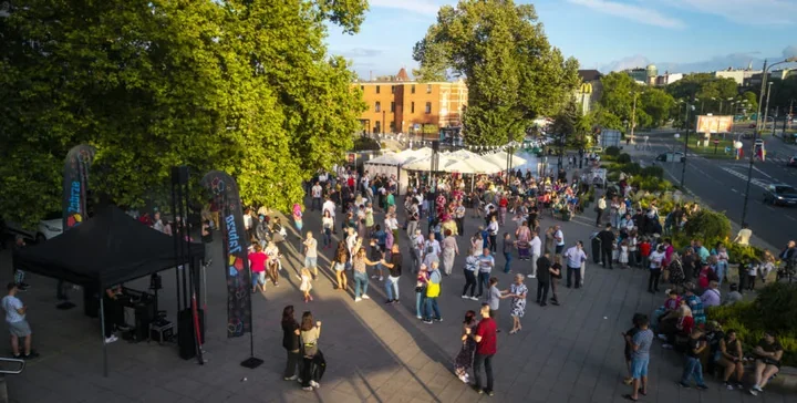 Na Placu Teatralnym zabrzmią taneczne rytmy i wakacyjne przeboje
