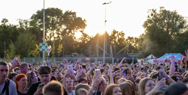 White 2115, Young Leosia i Kali przed Areną Zabrze. Wstęp wolny