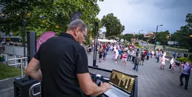 Potańcówka na Placu Teatralnym. DJ Witek Śmieszek zagra dla wszystkich