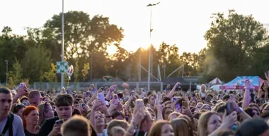 White 2115, Young Leosia i Kali przed Areną Zabrze. Wstęp wolny
