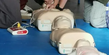 AED na elewacji DOK-u w Grzybowicach. Mieszkańcy przeszli szkolenia
