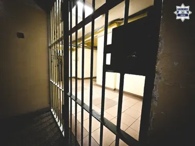 Groził śmiercią z zakładu karnego. Zatrzymali go przy bramie