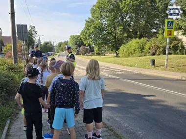 Pierwszoklasiści wyszli na przejście z policjantami. Ćwiczyli bezpieczne zachowania