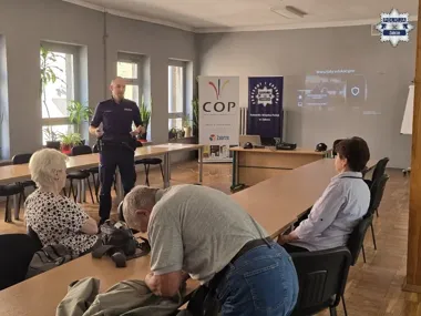 Seniorzy w Zabrzu rozmawiali z policjantami o cyberoszustwach