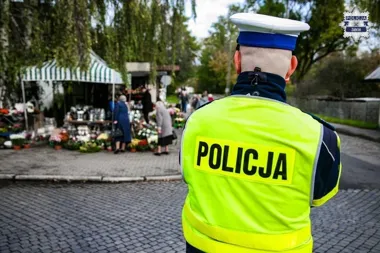 Cmentarze przed Wszystkimi Świętymi. Policja ostrzega przed złodziejami