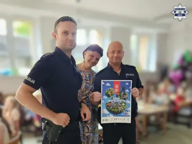 Dzielnicowi w Zabrzu ostrzegli dzieci przed wakacyjnymi zagrożeniami