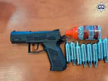 Z okna w Zabrzu padły strzały - policja znalazła 76-latka