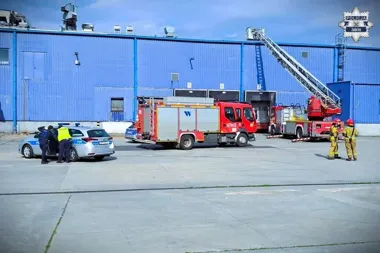 W Zabrzu skok na halę ugrzązł na dachu - policja i straż odcięły ucieczkę